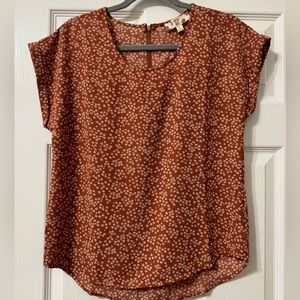 Like New! Rust, mini floral blouse. Medium